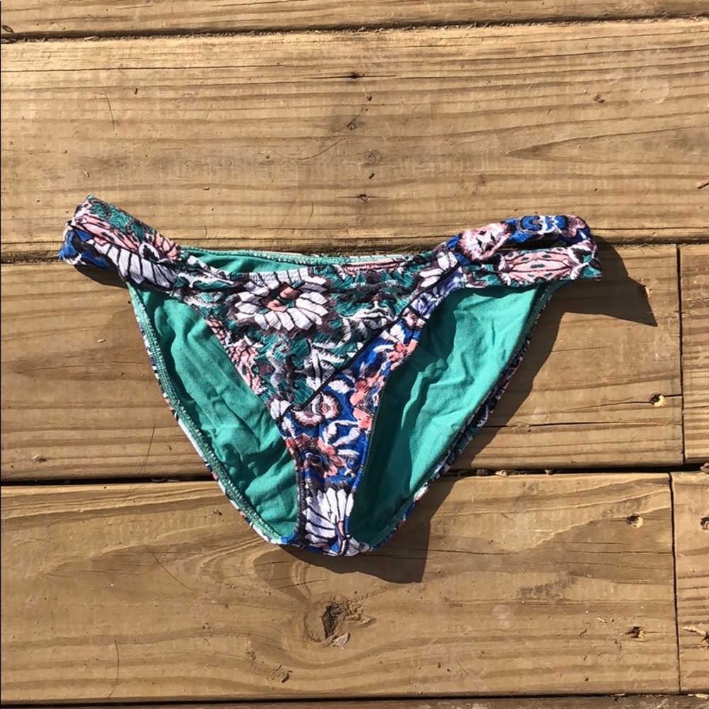 O’Neill tanga swim bottoms size Small